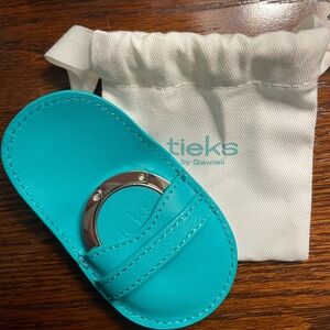 Tieks Teal Leather Holder/Purse Hook with White Pouch.